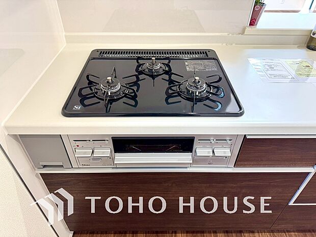 3口コンロは一度に複数のお料理を作ることができるメリットがあります。毎日のキッチンタイムを効率よく。