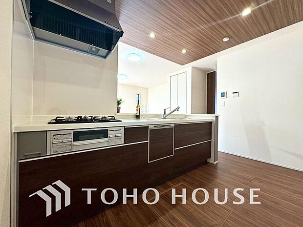 夫婦そろってキッチンに立っても調理がしやすく余裕の広さ。家事をしながら会話も弾みます。