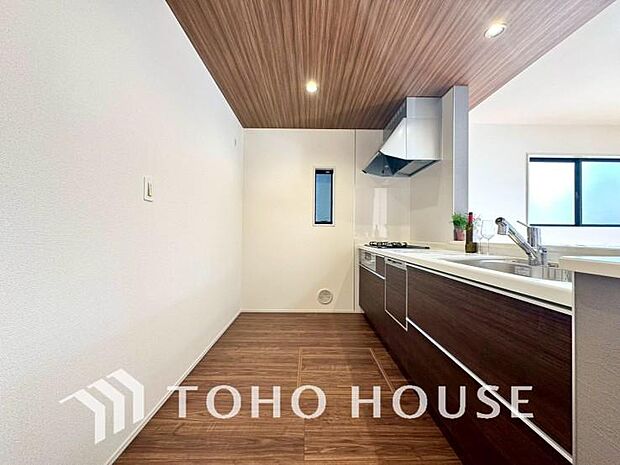 キッチンの収納は、デッドスペースになりやすい箇所を有効活用できる、スライド式収納を採用しました。