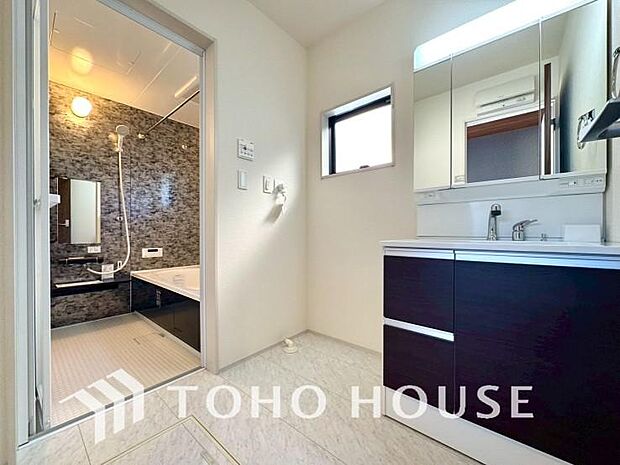 お家の中でも特にプライベートスペースとなる洗面所は、洗濯場所と浴室を同じ空間でまとめております。