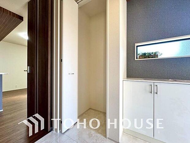 収納の多さもこの物件の魅力の一つです。リビングには使い勝手の良い収納棚を設置しています。