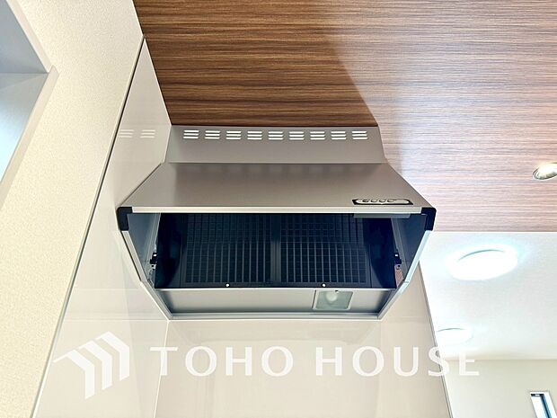 キッチンの換気扇はスタイリッシュなデザインで、日々のお手入れもラクラクな仕様となっております。