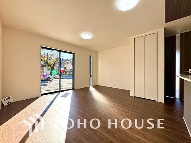 リビングも広く設け、訪れる人々を暖かく迎えてくれます。