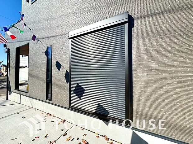 戸建にも防犯機能のシャッターを完備しております。寒い冬でも中から開閉がラクラクな所も便利です。