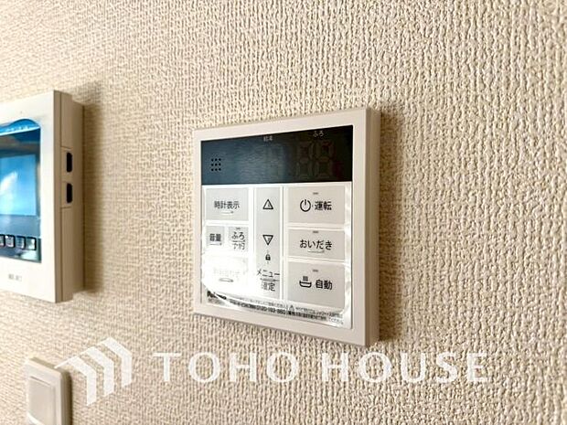 お風呂場と台所に操作リモコンがあり、キッチン近くにある給湯リモコンは、お料理の最中でもリビングで寛いでいるなかでもボタン一つで簡単に沸かせて便利ですね。