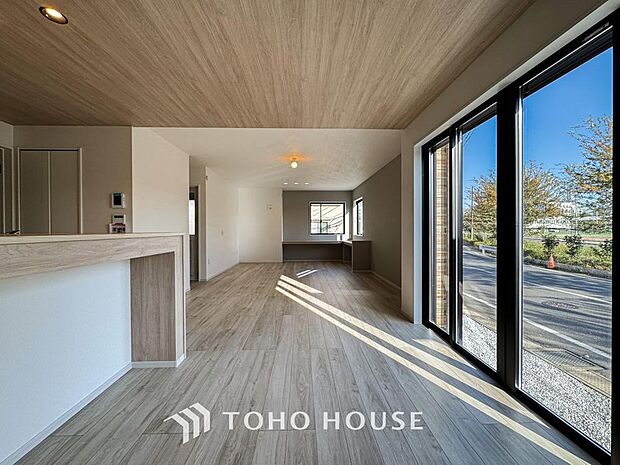 作り手の「気持ちの良いリビングでお過ごししていただきたい」という思いを感じさせます。