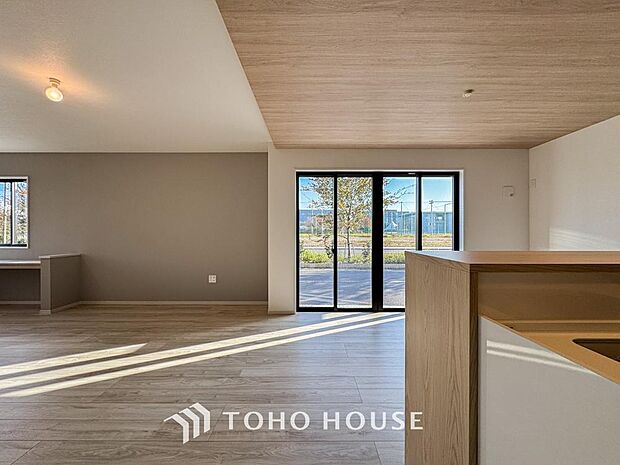 リビングも広く設け、訪れる人々を暖かく迎えてくれます。