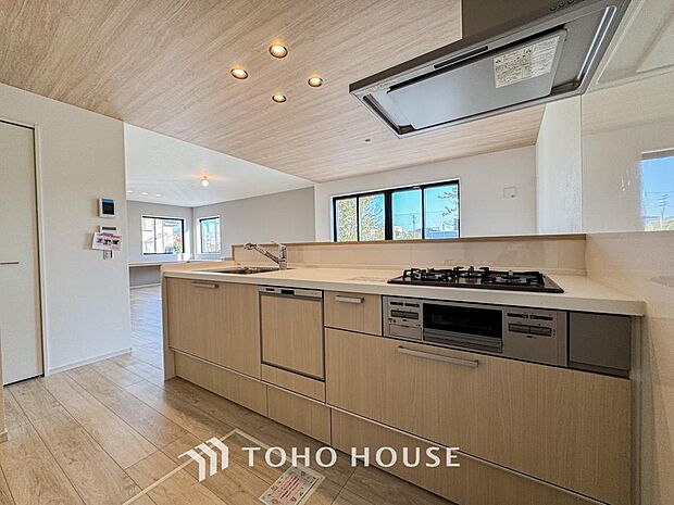 ご家族みんなで調理ができる位のスペースを実現したキッチン空間となっております。