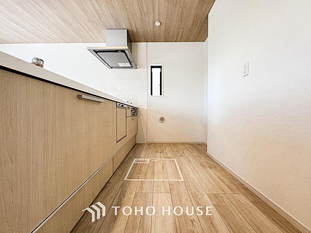 夫婦そろってキッチンに立っても調理がしやすく余裕の広さ。家事をしながら会話も弾みます。