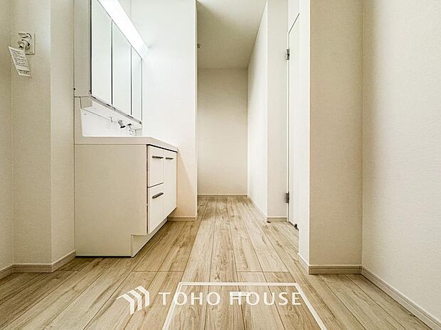 手で洗いたい大切な服など、広く使えると助かる洗面台は汚れの付きにくい形状と素材で造られております。