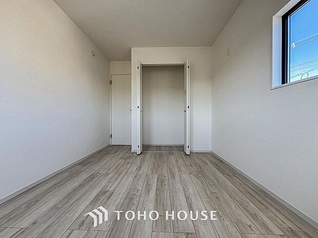 居室にはクローゼットを完備し、自由度の高い家具の配置が叶うシンプルな空間です。