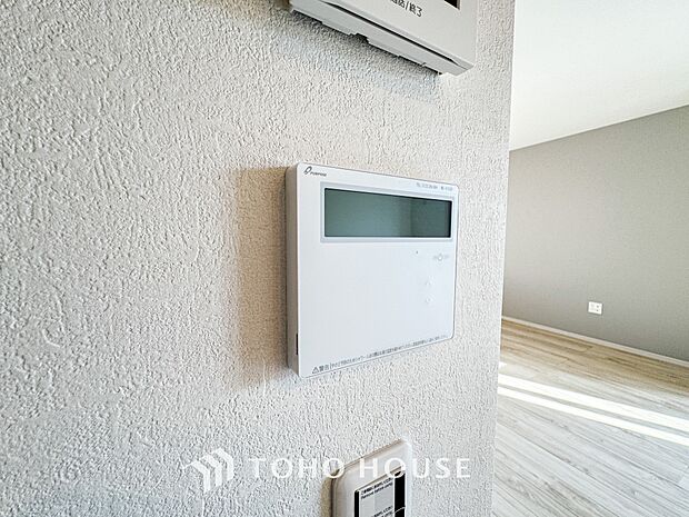 通気性や快適性を重視したリビングには、空気を汚さずに室内を快適な温度に保つ床暖房を完備しております。