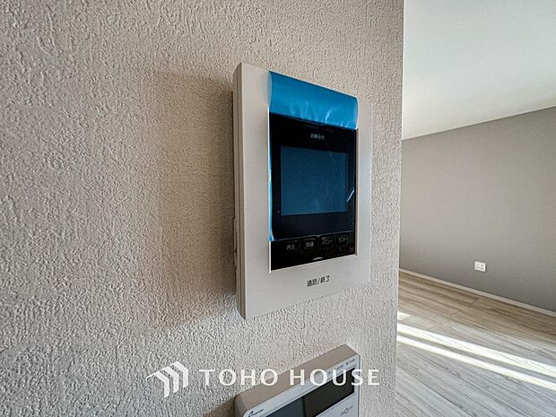 誰が来てもわかる様にモニター付きインターホンを設置。家事導線を考慮した個所に設置し、防犯性と利便性に優れ快適と安らぎを合わせた優しい設計。