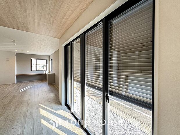 戸建にも防犯機能のシャッターを完備しております。寒い冬でも中から開閉がラクラクな所も便利です。