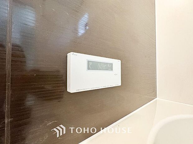 お風呂場と台所に操作リモコンがあり、キッチン近くにある給湯リモコンは、お料理の最中でもリビングで寛いでいるなかでもボタン一つで簡単に沸かせて便利ですね。