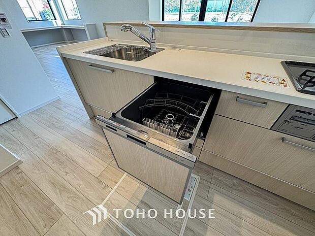 「ビルトインタイプ食器洗乾燥機」通常の手洗いでは使用出来ないほど高温のお湯や高圧水流を使うことにより汚れを効果的に落とすことができる。