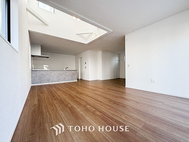 光が注がれる青い空から鮮やかに赤色にゆっくりと染まる。そんな優しい時間がここでは流れてゆく。