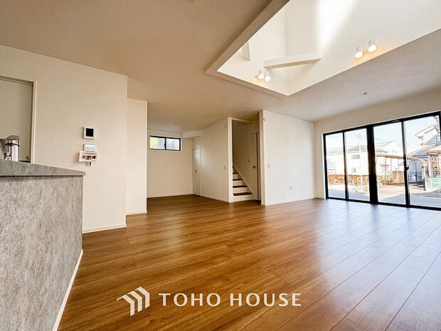 リビングも広く設け、訪れる人々を暖かく迎えてくれます。