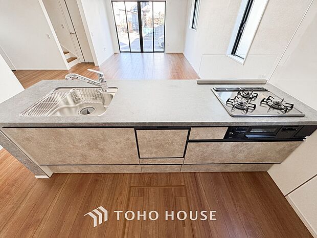 広々キッチンを採用。みんなで作った料理を召し上がりながらの会話は、どのような物になるのでしょうか。