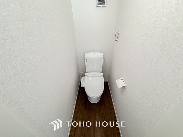 十分な広さと清潔感のあるカラーで纏まったおトイレ。時間に余裕とゆとりを持たせます。