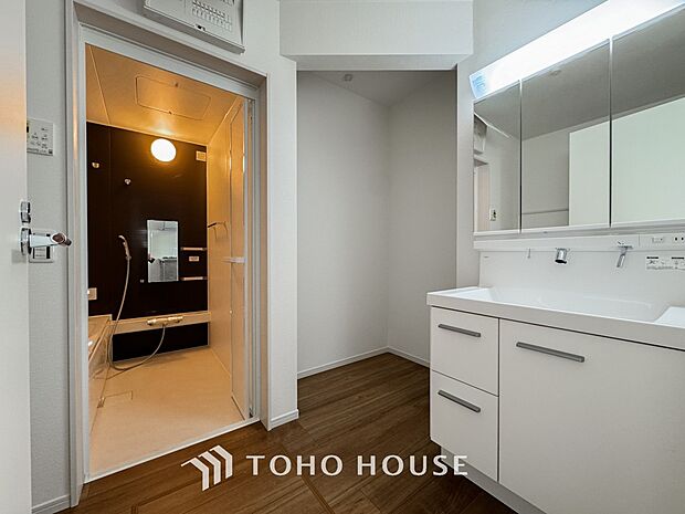 洗面台の収納以外に、タオルや着替え等を収納する事が出来るように、サニタリー収納棚を設けております。