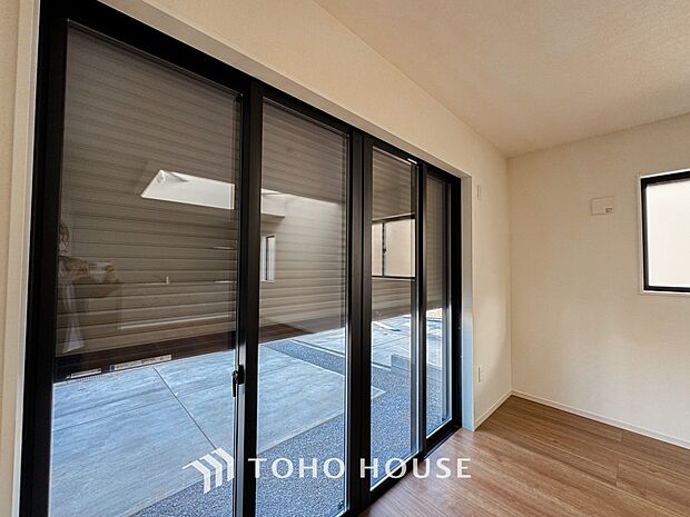 戸建にも防犯機能のシャッターを完備しております。寒い冬でも中から開閉がラクラクな所も便利です。