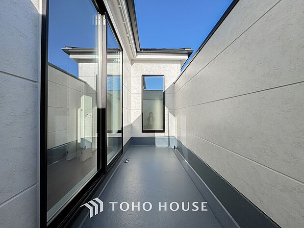 頬をなでる優しい風を感じることが出来るバルコニー。つい深呼吸をしたくなる気持ちの良い眺望です。