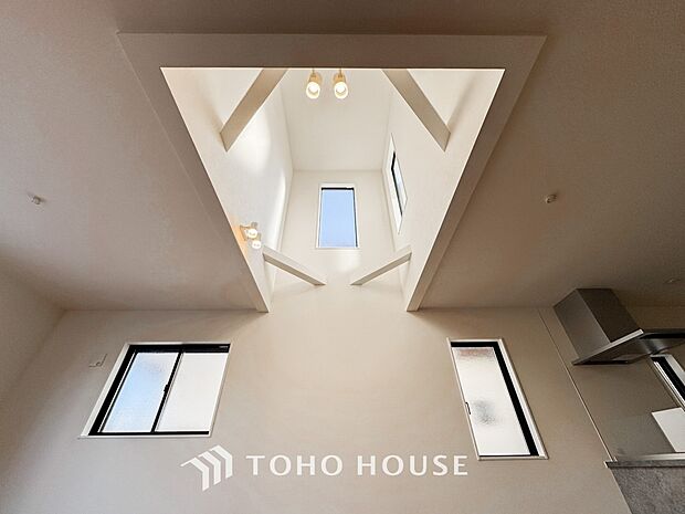 大きな吹き抜けを設け、沢山の日差しが差し込む邸宅となっております。