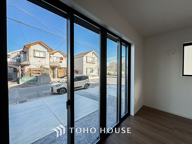 二重窓には断熱・結露防止の他に、防音・防犯などのメリットもございます。