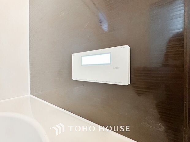 お風呂場と台所に操作リモコンがあり、キッチン近くにある給湯リモコンは、お料理の最中でもリビングで寛いでいるなかでもボタン一つで簡単に沸かせて便利ですね。