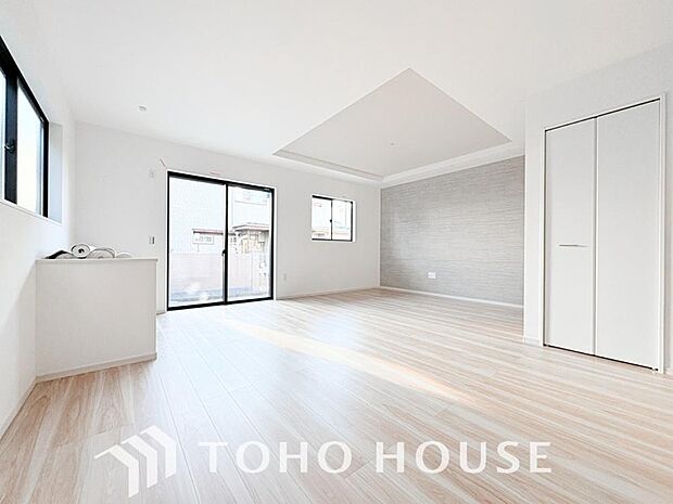 リビングも広く設け、訪れる人々を暖かく迎えてくれます。