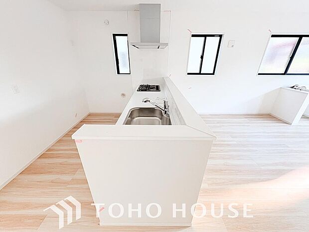 キッチンの収納は、デッドスペースになりやすい箇所を有効活用できる、スライド式収納を採用しました。