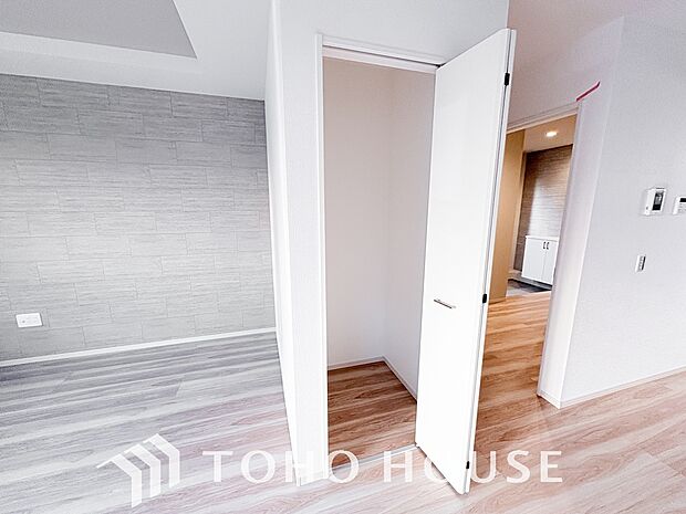 居室にはクローゼットを完備し、自由度の高い家具の配置が叶うシンプルな空間です。