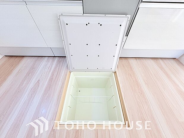 キッチン下部に設けた床下収納。缶詰のストックや非常食、梅酒や味噌などの保存食入れとして利用可です。