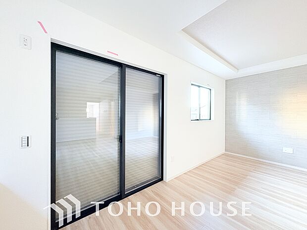 戸建にも防犯機能のシャッターを完備しております。寒い冬でも中から開閉がラクラクな所も便利です。