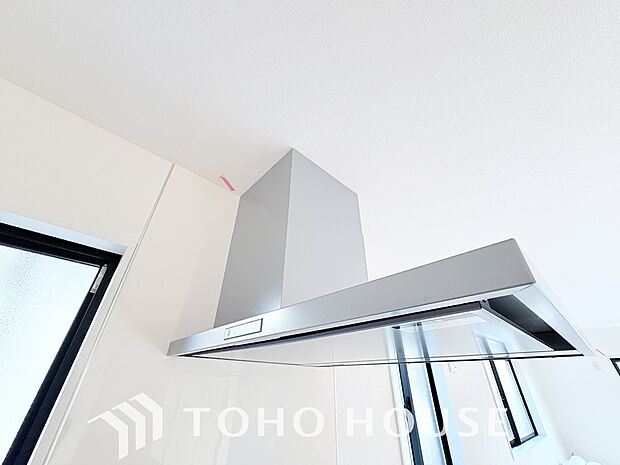 キッチンの換気扇はスタイリッシュなデザインで、日々のお手入れもラクラクな仕様となっております。