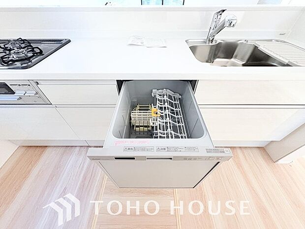 「ビルトインタイプ食器洗乾燥機」通常の手洗いでは使用出来ないほど高温のお湯や高圧水流を使うことにより汚れを効果的に落とすことができる。