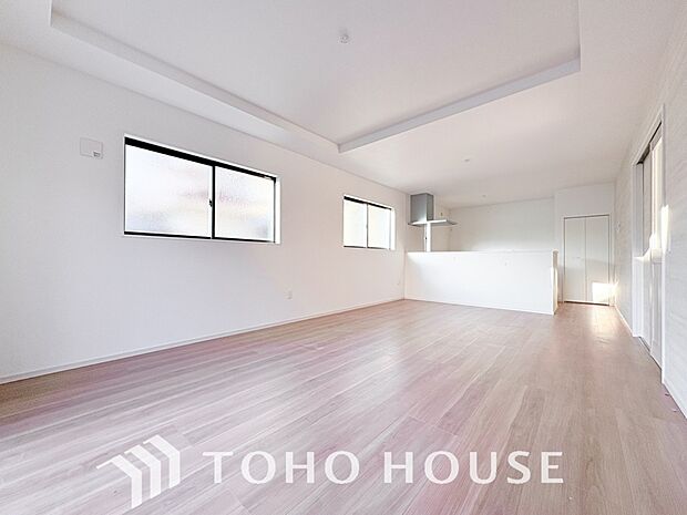 光が注がれる青い空から鮮やかに赤色にゆっくりと染まる。そんな優しい時間がここでは流れてゆく。