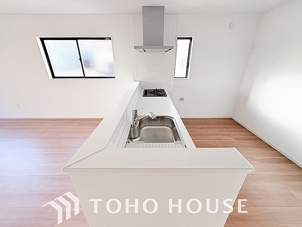 ご家族みんなで調理ができる位のスペースを実現したキッチン空間となっております。