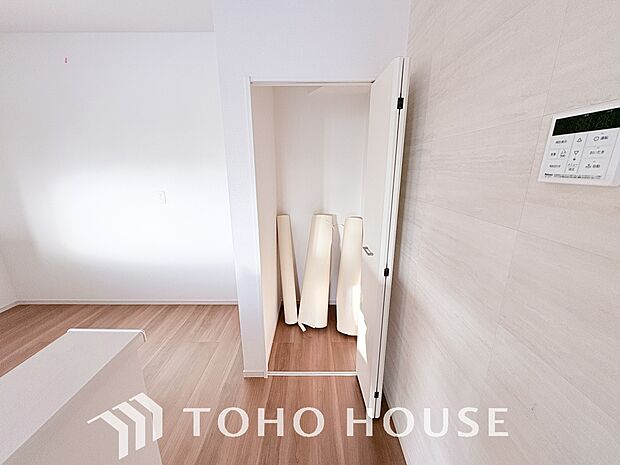 居室にはクローゼットを完備し、自由度の高い家具の配置が叶うシンプルな空間です。