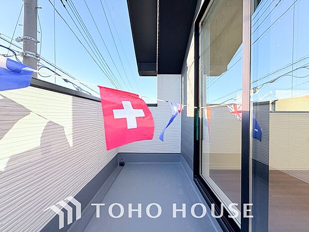 暖かい陽ざしが差込むバルコニーは、晴れた日には、洗濯物が良く乾きます。また、風通しも良好です。