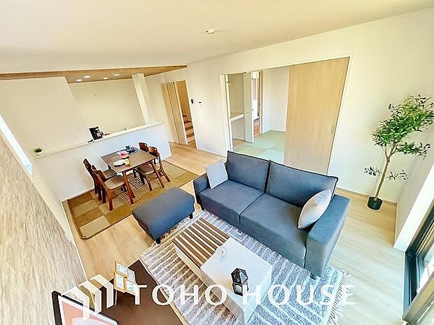 作り手の「気持ちの良いリビングでお過ごししていただきたい」という思いを感じさせます。