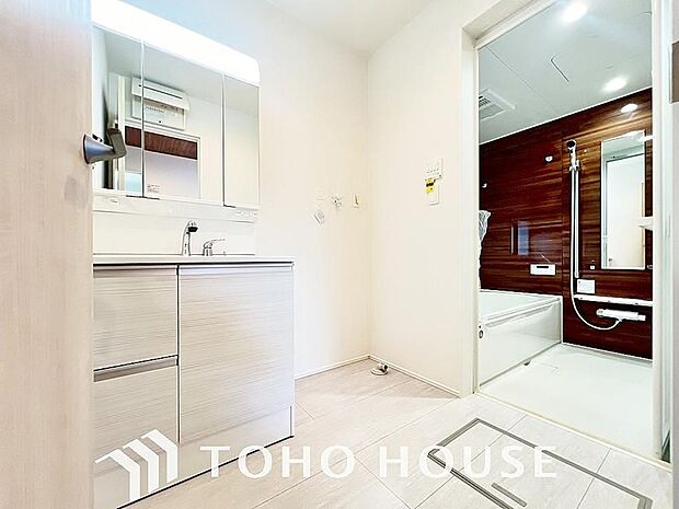 お家の中でも特にプライベートスペースとなる洗面所は、洗濯場所と浴室を同じ空間でまとめております。