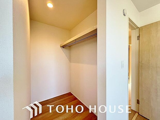 大容量のウォークインクローゼット。大きさ＆広さの感覚が画像では伝わりづらいので是非現地をご覧下さい。