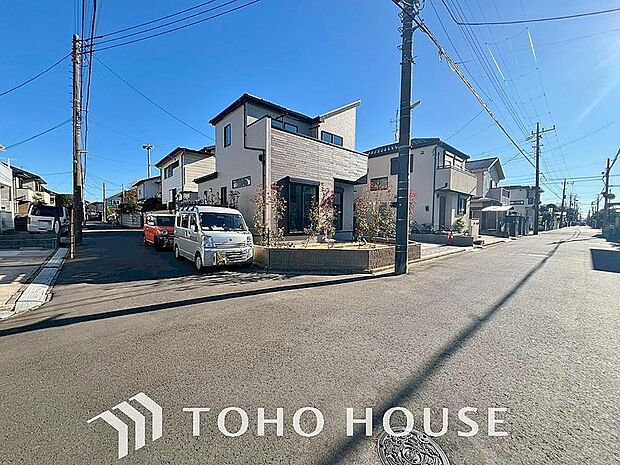 周辺環境とのコラボレーションにより明るく開放的な空間を演出しております。