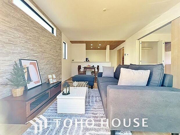 光が注がれる青い空から鮮やかに赤色にゆっくりと染まる。そんな優しい時間がここでは流れてゆく。