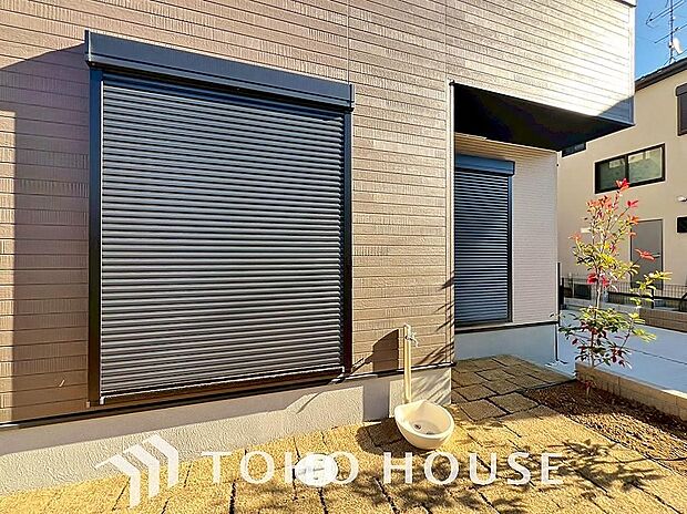 台風などの激しい雨風からお家を守るのはもちろん、空き巣対策などの防犯抑止や防音にも効果を発揮します。