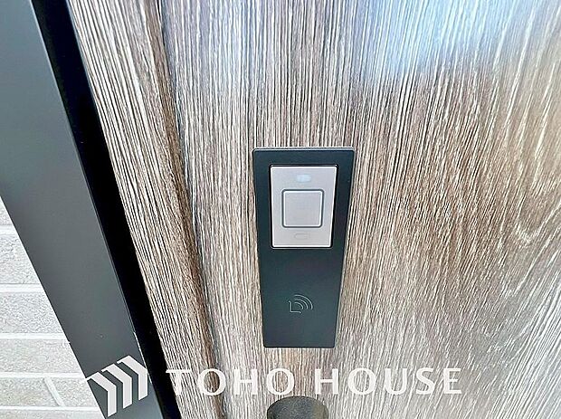 ICチップを用いたカードキー等で玄関扉の施錠＆解錠が出来る設備。最近は鍵穴の無いドアも増えてます。