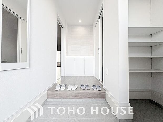 毎日みんなを見送り、そして迎え入れる場所だから。帰りたくなる家をテーマに設計した、自慢の玄関です。