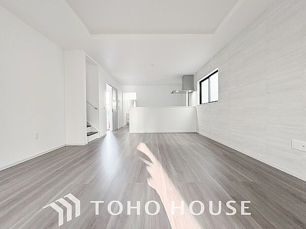 明るく穏やかな空気の中で飲んだり、食べたり、笑ったり。一日の中で多くの時間を過すことになるリビング。